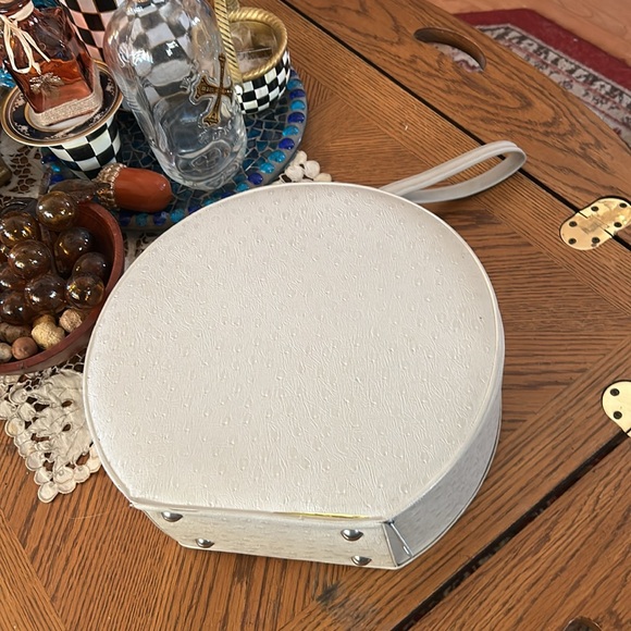 Vintage 60’s Round Train Case - Picture 2 of 14